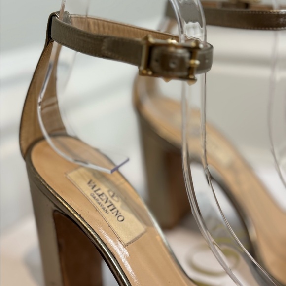 Can You Find A Better HOLIDAY VALENTINO HEEL??!! - Picture 6 of 10
